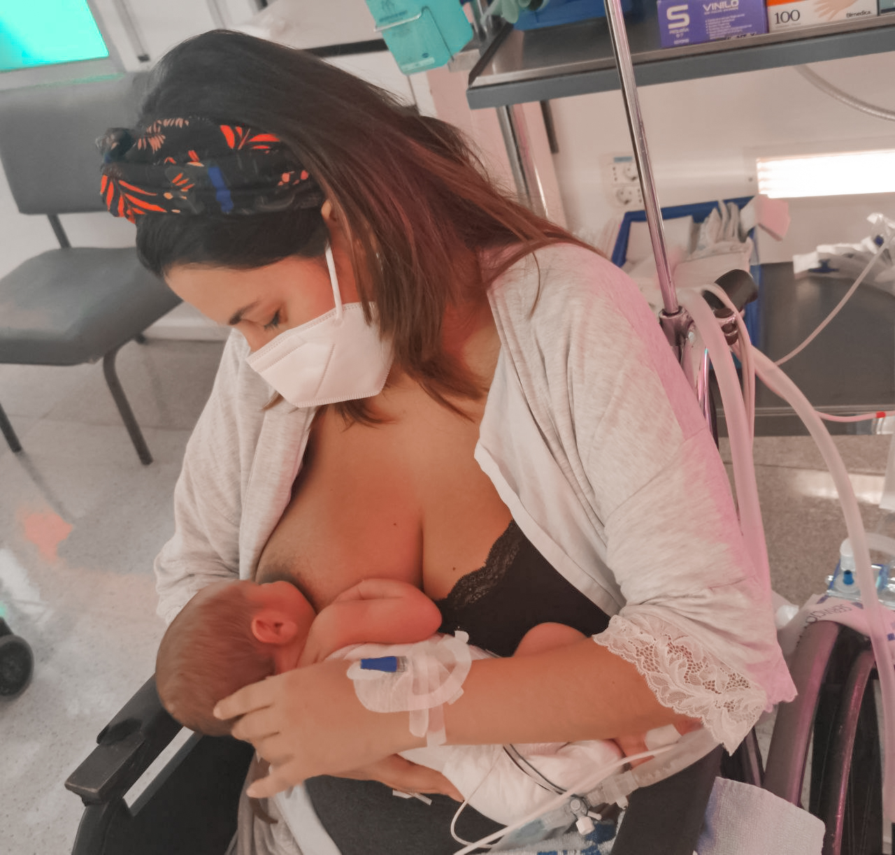 Lactancia materna en el hospital con bebé