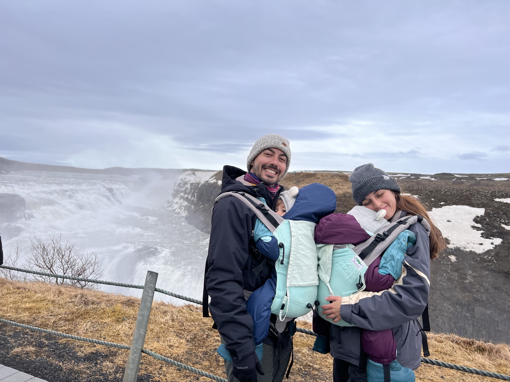 Familia en catarata de viaje en islandia