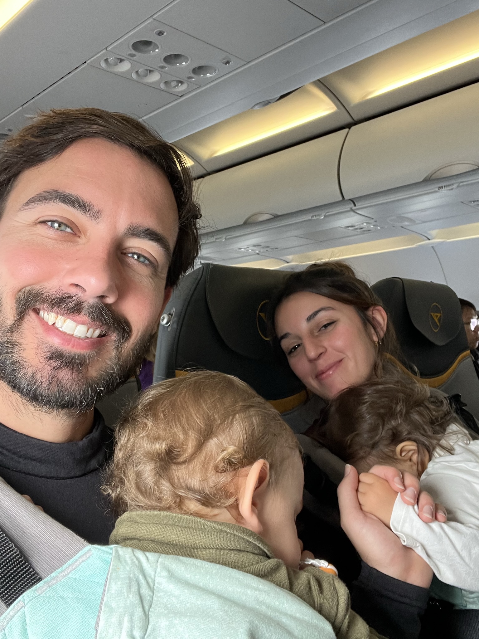 volar con bebés, familia con bebés dormidos en avión