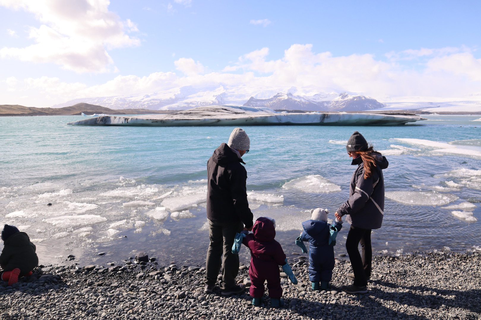 Familia con bebés en Islandia en glaciar